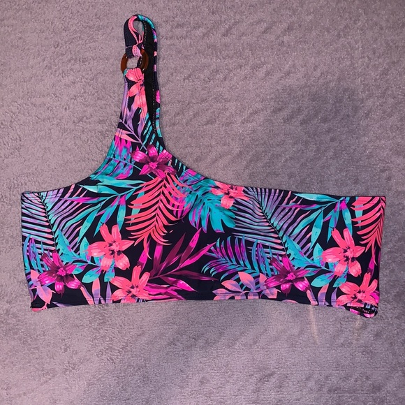 Ok ladies. All I have to say is Hot Girl Summer 💛 - Picture 2 of 4